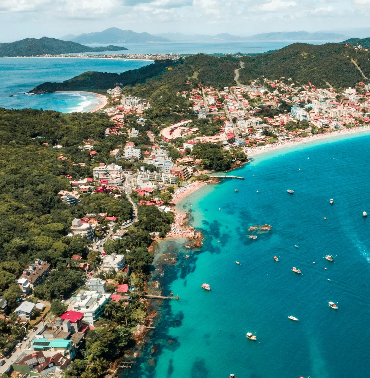 Vista aérea do litoral de Porto Belo, em Santa Catarina