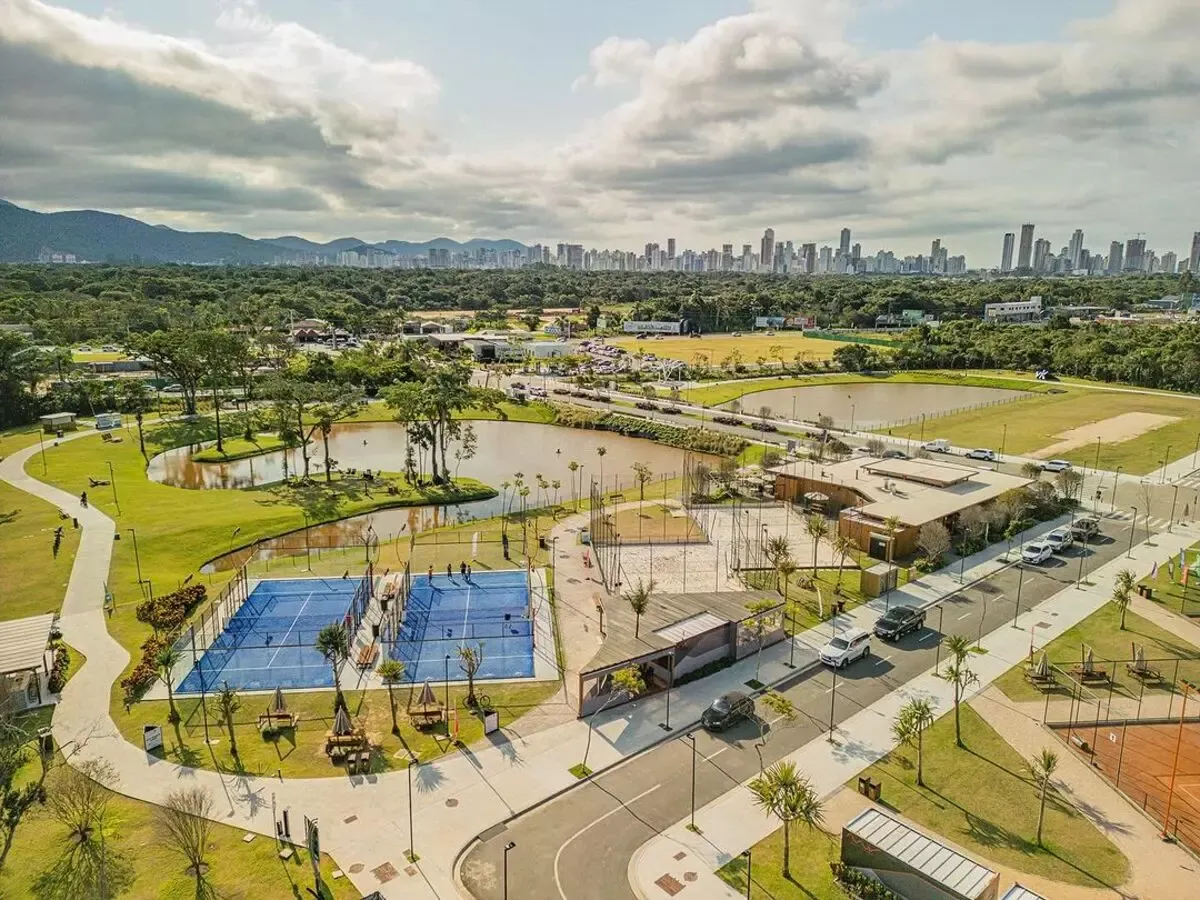 Vista aérea das quadras esportivas, parques, lagos e pistas de caminhada do Vivapark Porto Belo